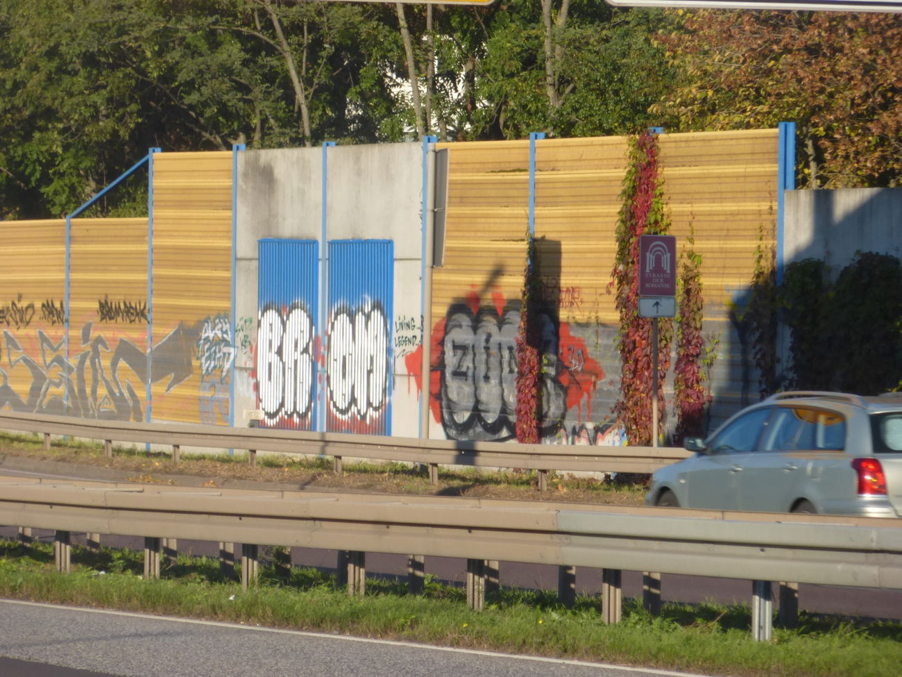 Graffiti Bombing in Magdeburg - Photo by Candyflip - brom, play, eight