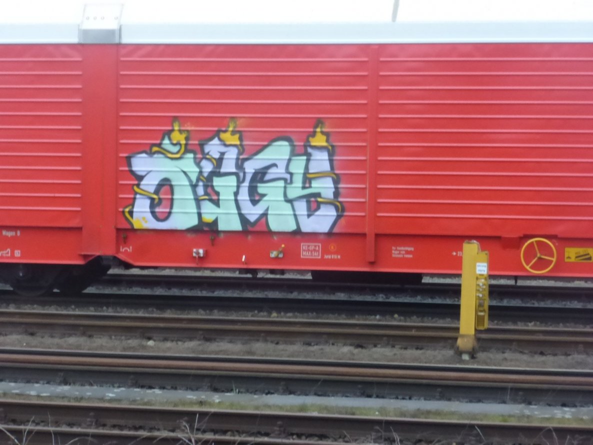 Graffiti Train - Photo by Candyflip - oggy