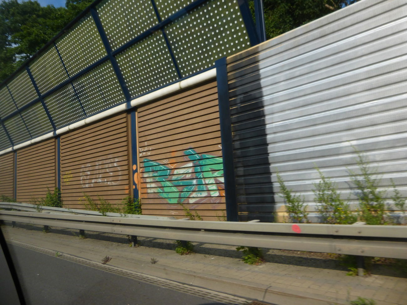 Graffiti Bombing in Braunschweig - Photo by Candyflip - bsir