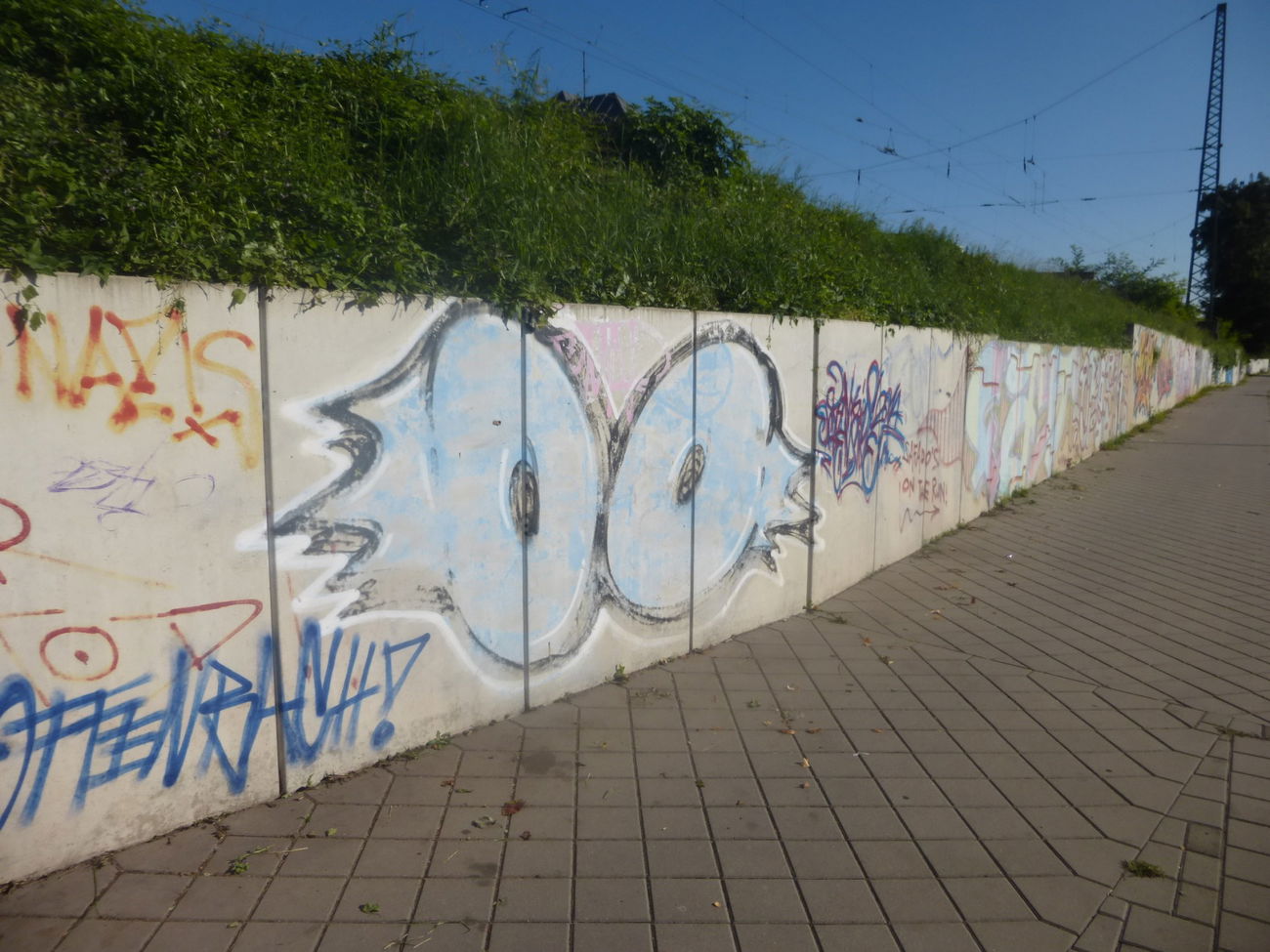 Graffiti Bombing in Freie str md - Photo by Candyflip - oo, ohoh