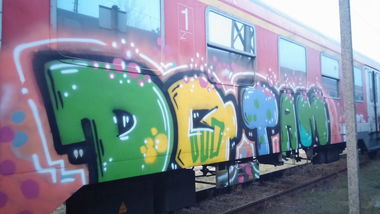 Graffiti Train - Photo by Candyflip - dq, doqs, tam (2015)
