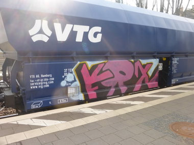 Graffiti Train - Photo by Candyflip - frx