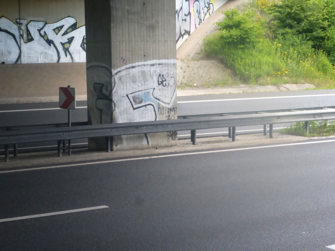 Graffiti Bombing in Braunschweig - Photo by Candyflip - gf, gf, crew