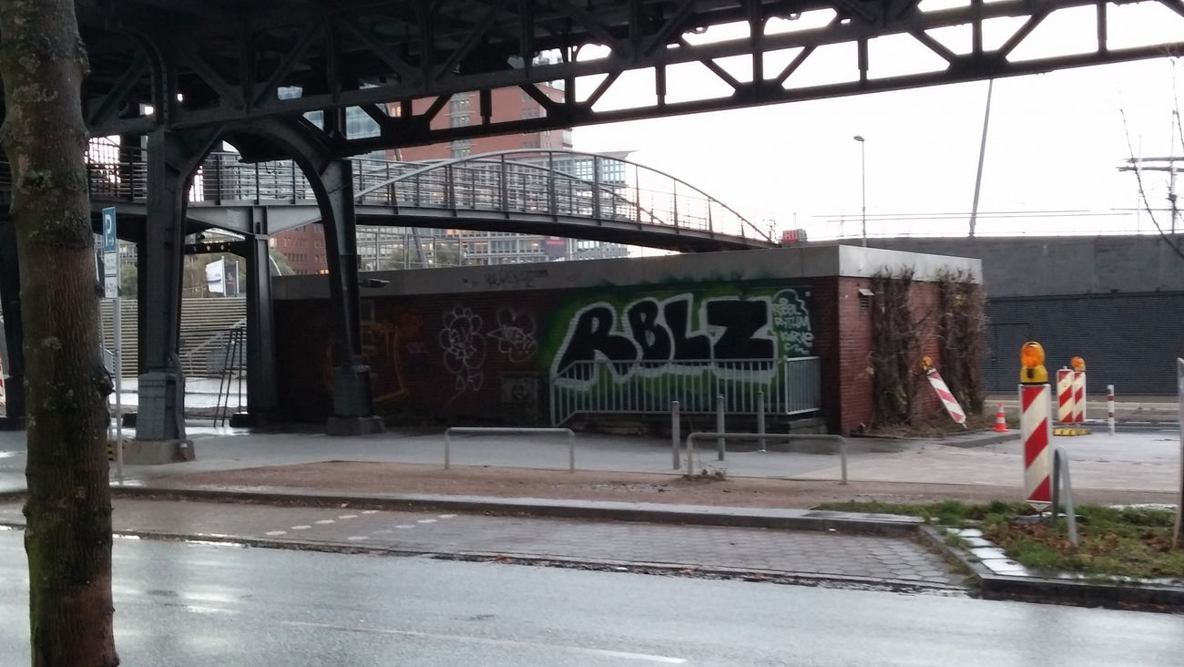 Graffiti Bombing in Hamburg - Photo by Candyflip - rblz, hamburg