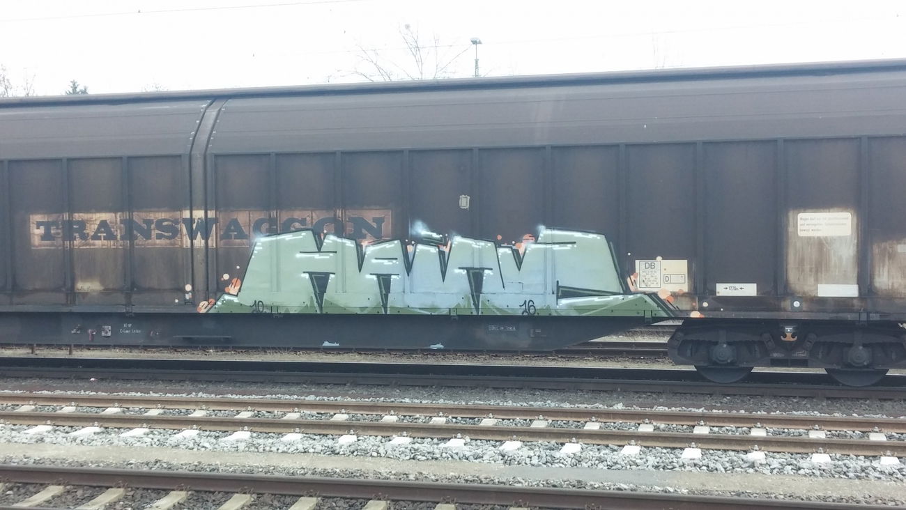 Graffiti Train - Photo by Candyflip - hains, org