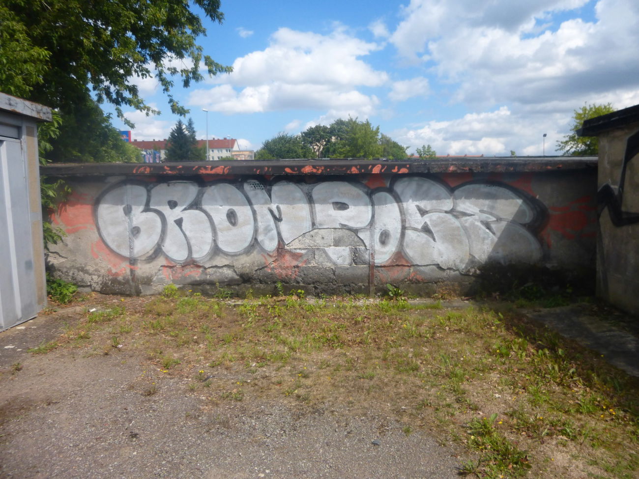 Graffiti Bombing in Magdeburg - Photo by Candyflip - brom, pose, magdeburg