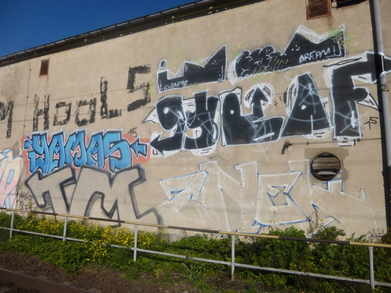 Graffiti Bombing in Magdeburg - Photo by Candyflip - tm, yams, 24