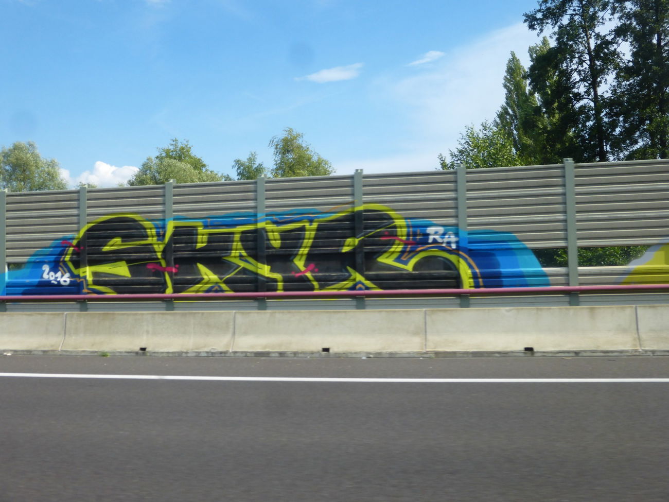 Graffiti Bombing in Braunschweig - Photo by Candyflip - skyr