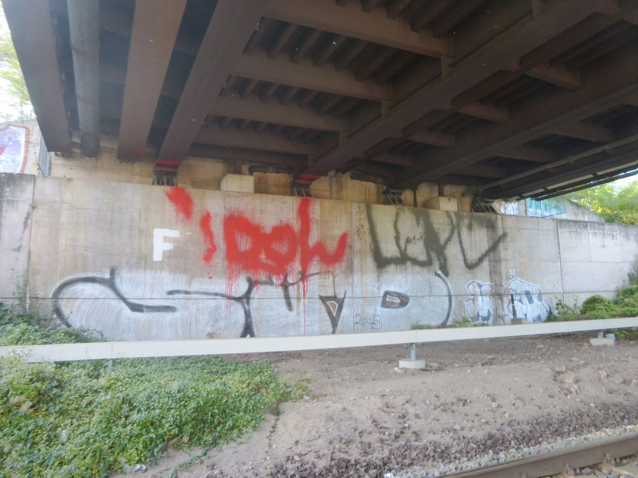 Graffiti Bombing in Magdeburg - Photo by Candyflip - süd, sued, idol