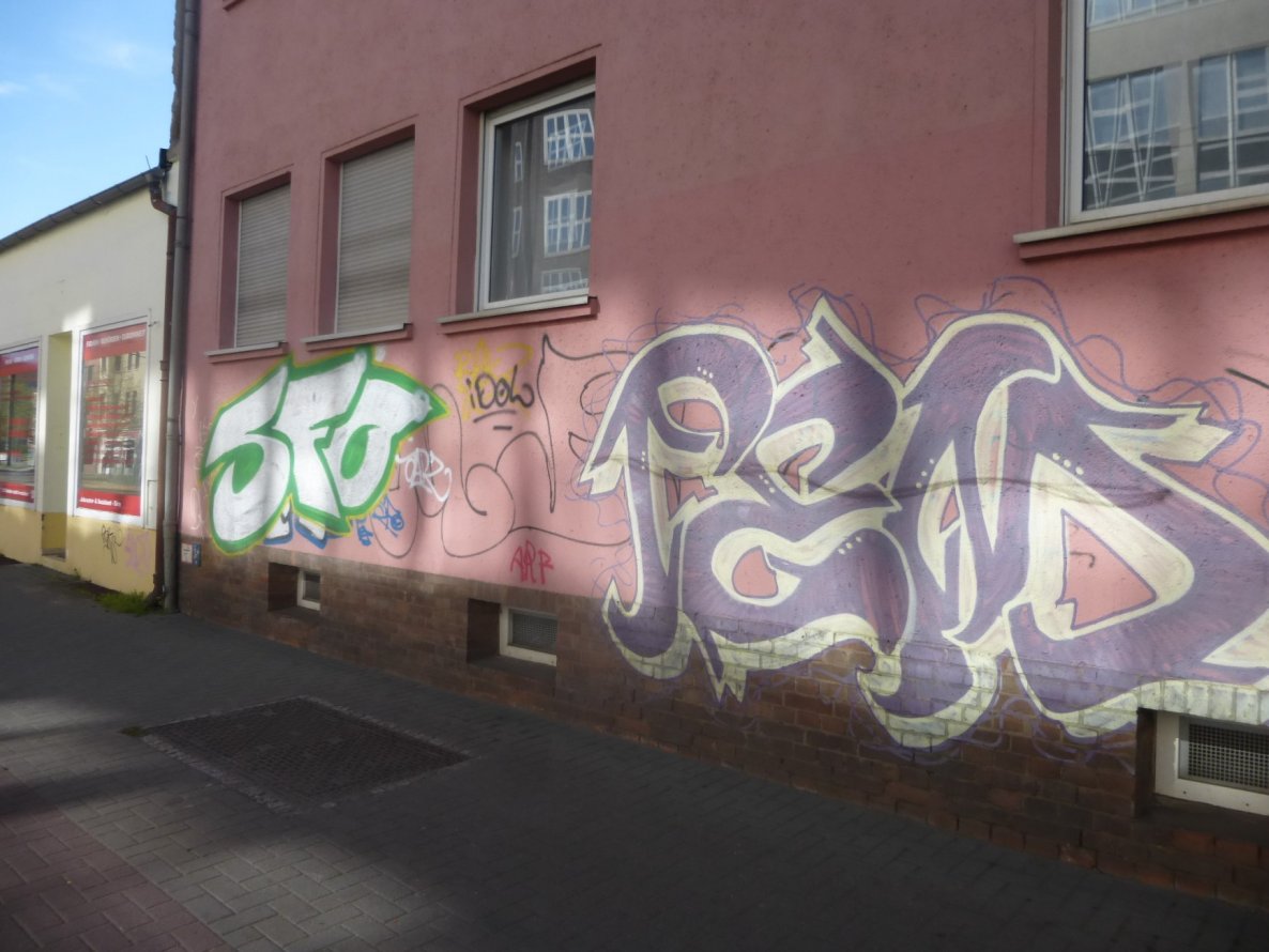 Graffiti Bombing in Magdeburg - Photo by Candyflip - sfo, fem