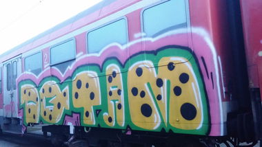 Graffiti Train - Photo by Candyflip - dq, doqs, tam (2015)
