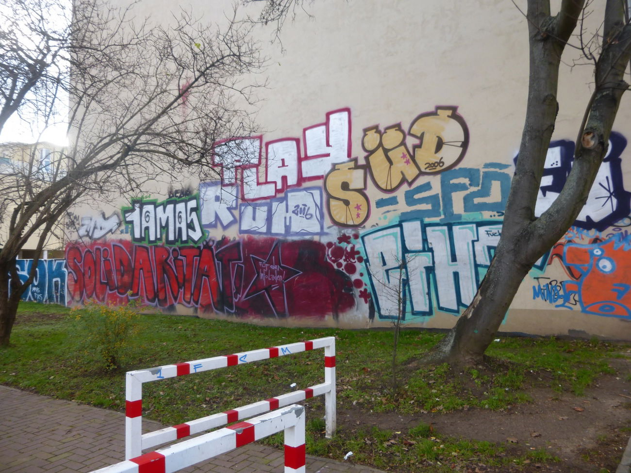 Graffiti Bombing in Magdeburg - Photo by Candyflip - sok, solidarität, yamas
