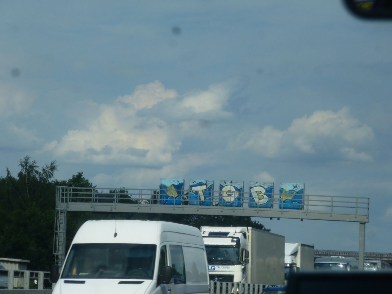 Graffiti Bombing in Hannover - Photo by Candyflip - tgb