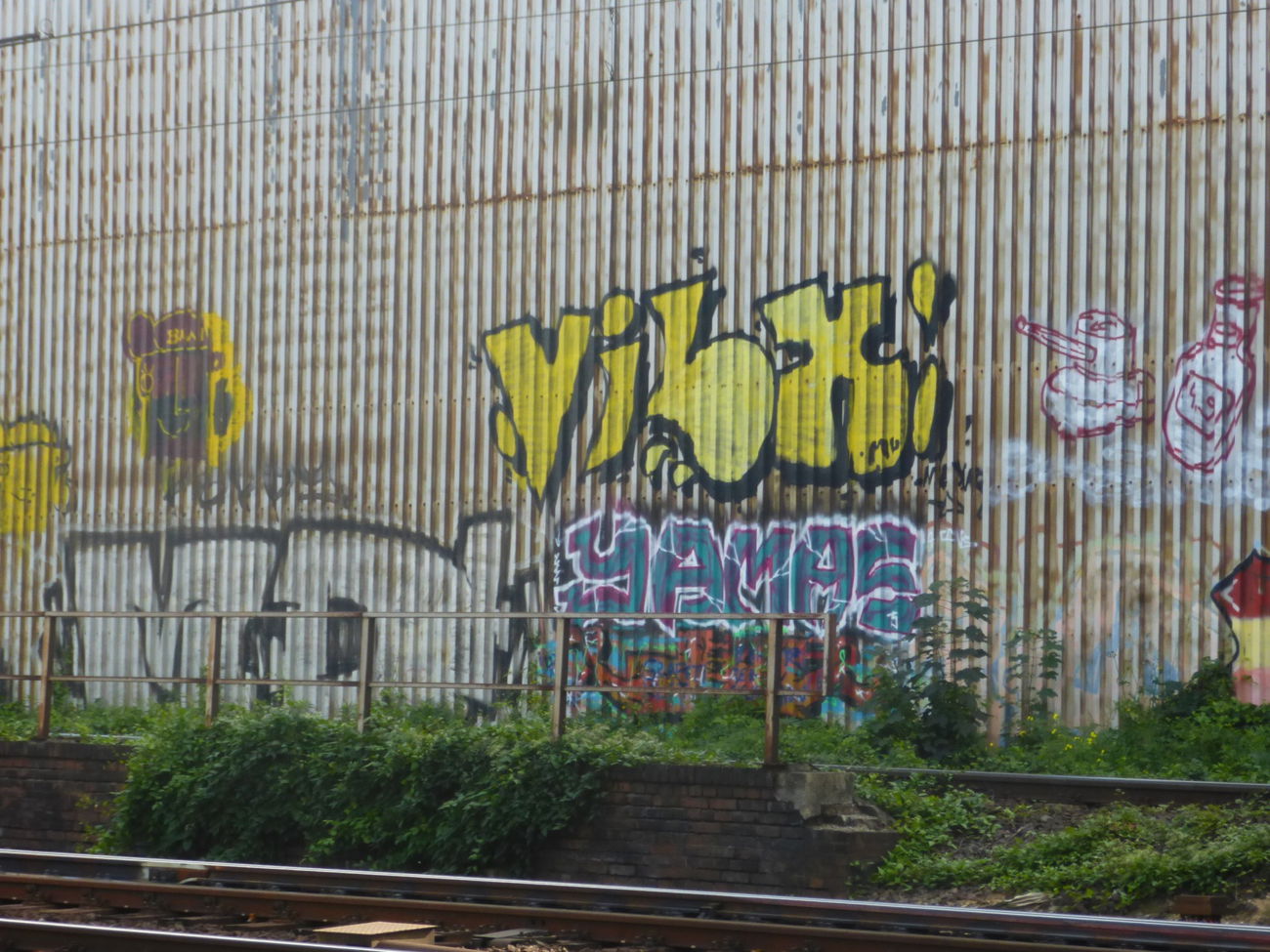 Graffiti Bombing in Magdeburg - Photo by Candyflip - md, vilx, yamas.24.24er