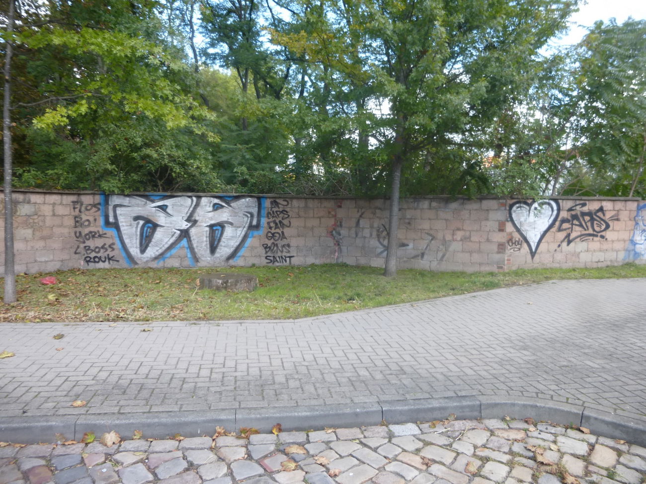 Graffiti Bombing in Magdeburg - Photo by Candyflip - oo, ohoh, caps