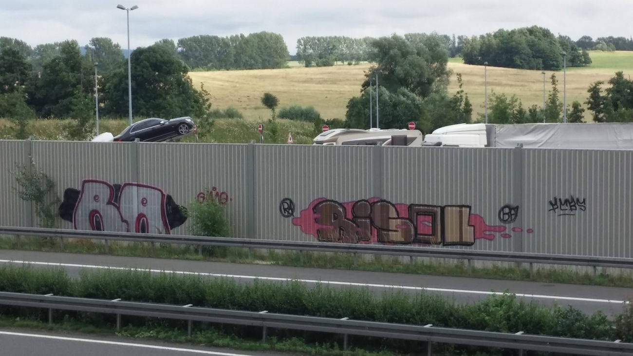 Graffiti Bombing in Deutschland - Photo by Candyflip - ra, ra, crew
