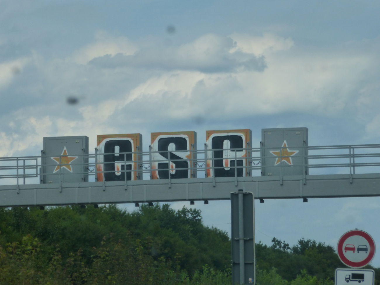 Graffiti Bombing in Hannover - Photo by Candyflip - esc