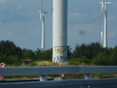 Graffiti Bombing in Braunschweig - Photo by Candyflip - bf