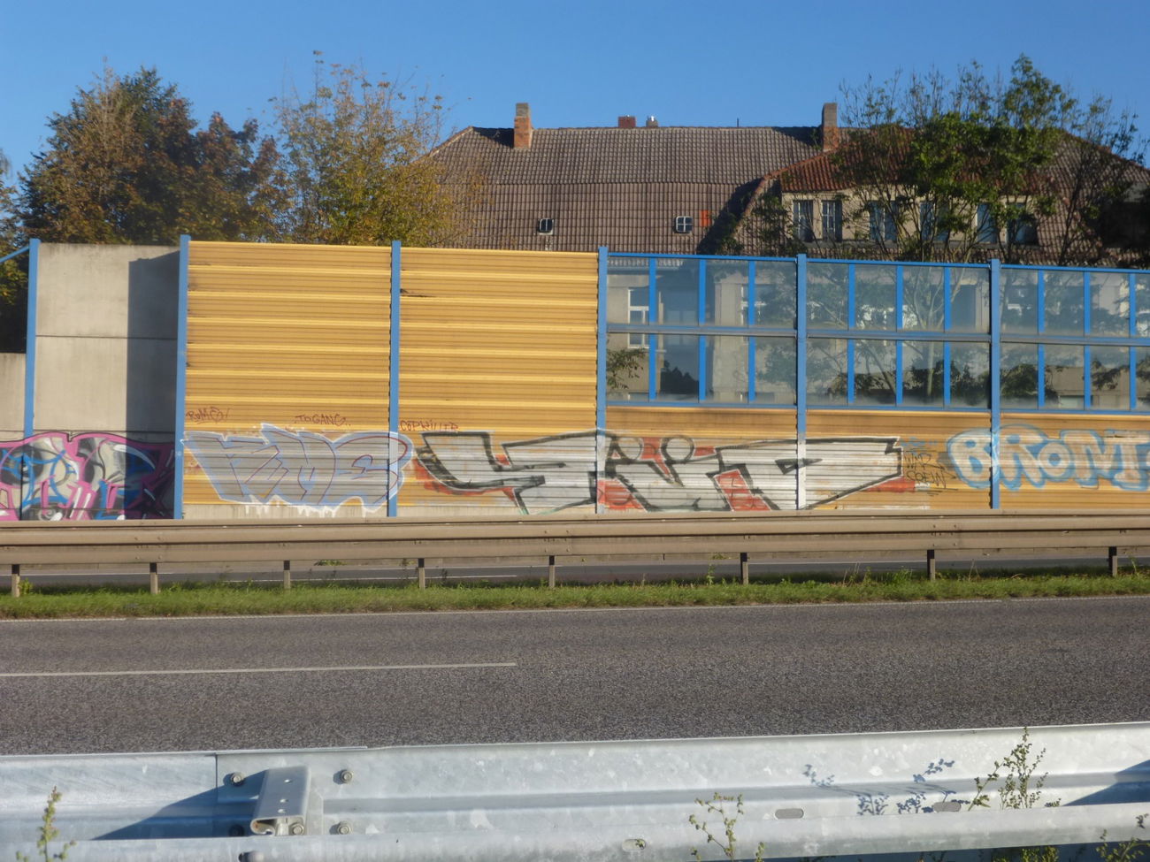 Graffiti Bombing in Magdeburg - Photo by Candyflip - süd, sued, rume