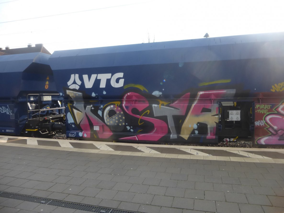 Graffiti Train - Photo by Candyflip - kosta