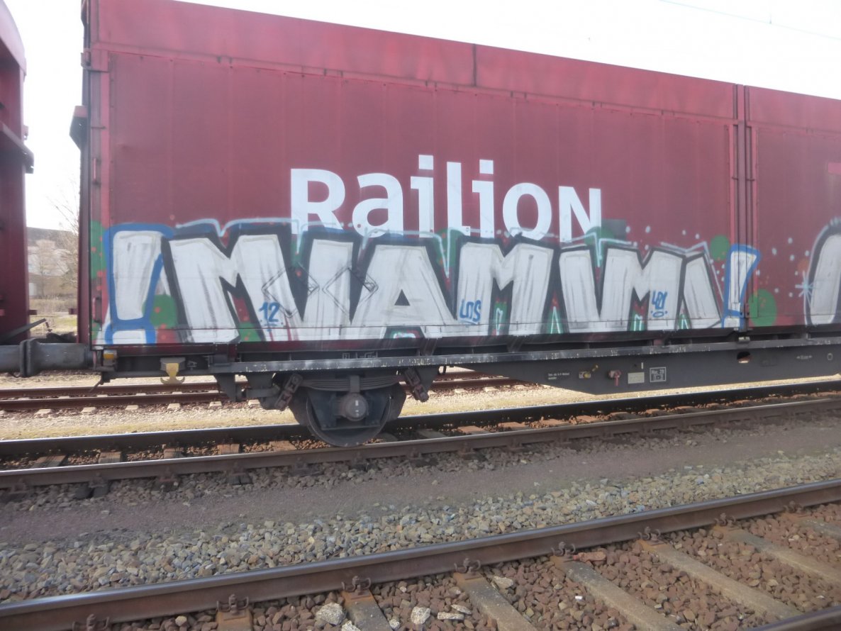 Graffiti Train - Photo by Candyflip - mia, mimi