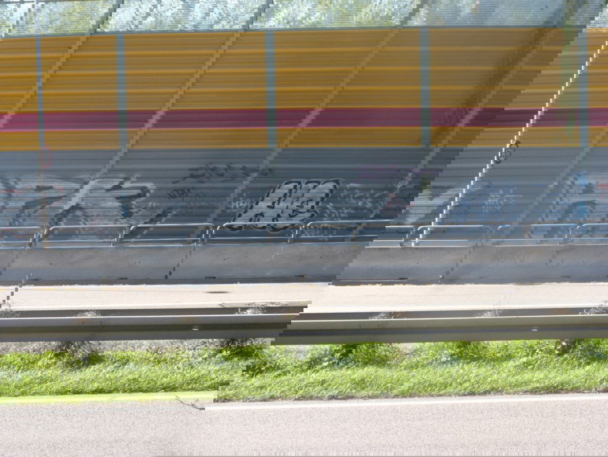 Graffiti Bombing in Magdeburg - Photo by Candyflip - apk, he