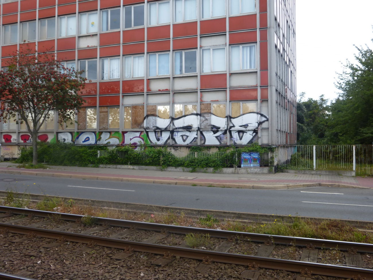 Graffiti Bombing in Magdeburg - Photo by Candyflip - bens, capz, oo