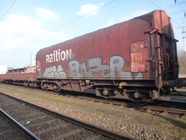 Graffiti Bombing - Photo by Candyflip - bazer