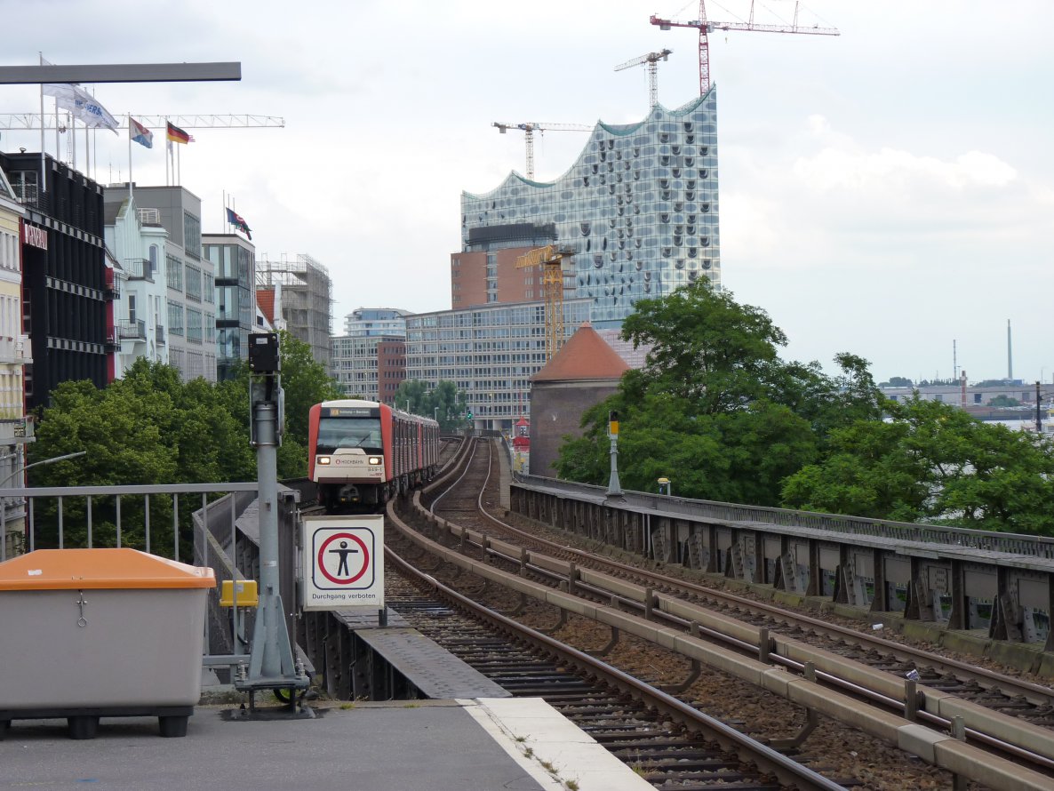 Graffiti Artwork - Photo by Chabonaut - Hamburg, metro (2014)