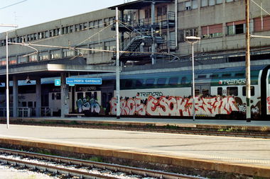 Graffiti Train - Photo by Chabonaut - analog, doppler