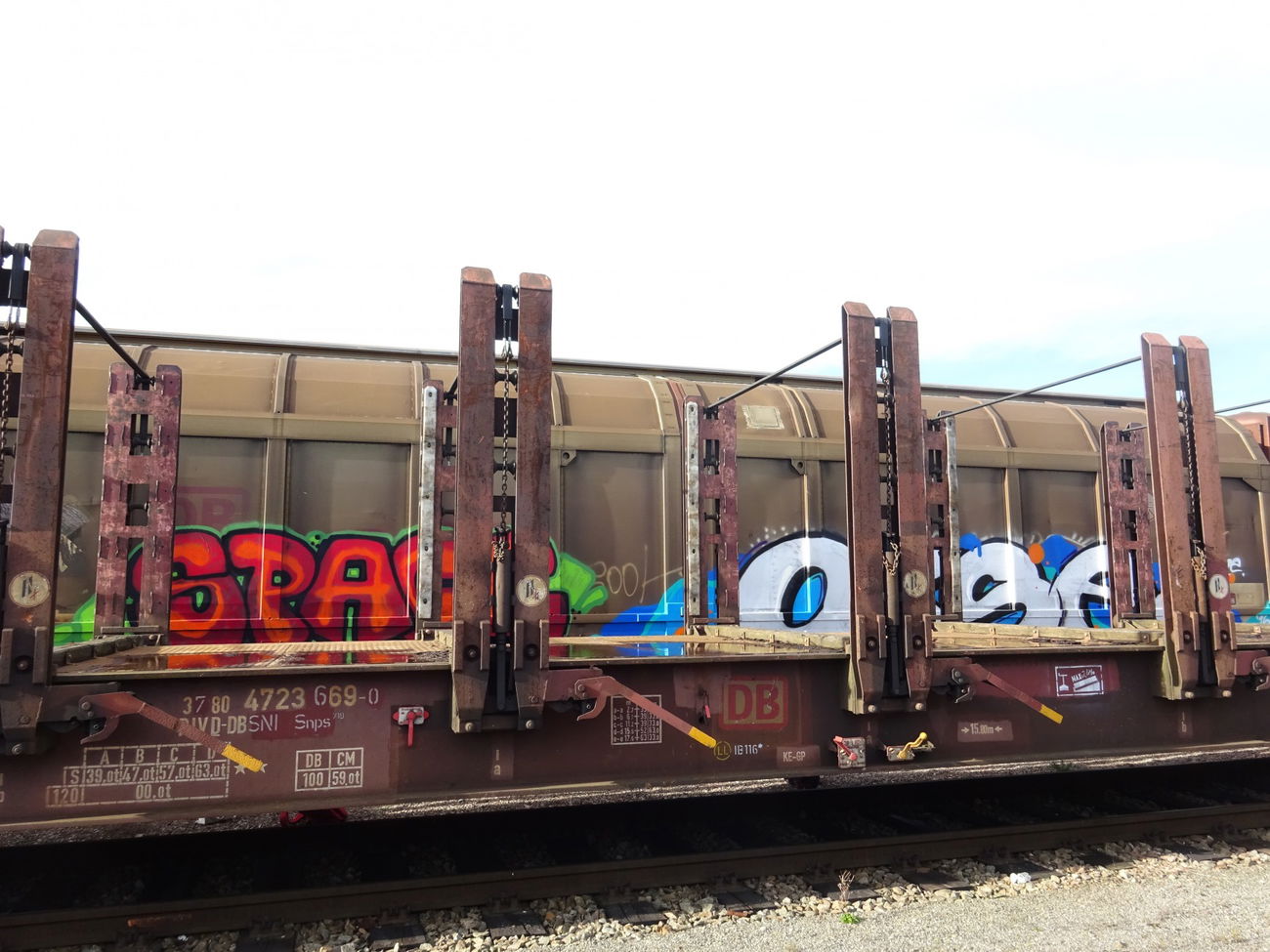 Graffiti Train - Photo by Chabonaut - freight, güter