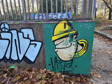 Graffiti Wall in Farnborough skate park - Photo by Chels23 - Mins, Aldershot, aldershotgraffiti (2023)