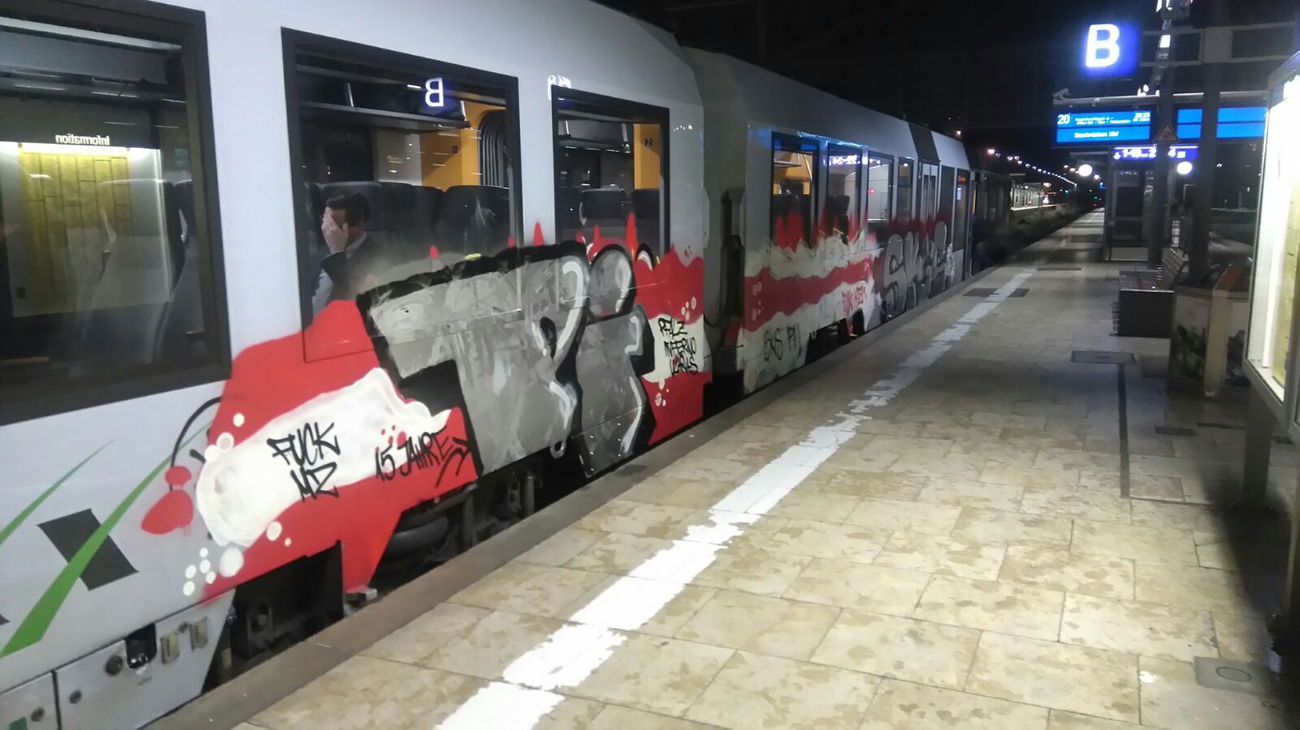 Graffiti Train in Frankfurt hauptbahnhof - Photo by Chintz (2015)