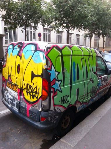 Graffiti Bombing in Paris - Photo by Chintz (2015)
