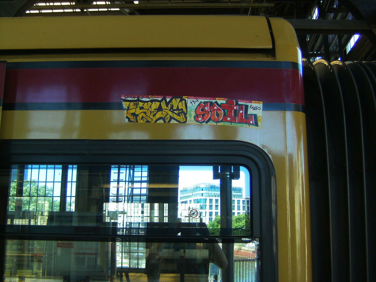 Graffiti Train in Berlin friedrichstrasse - Photo by Chintz (2015)