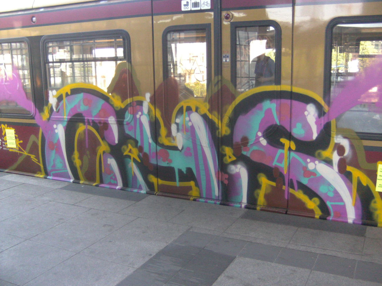 Graffiti Train in Berlin friedrichstrasse - Photo by Chintz (2015)
