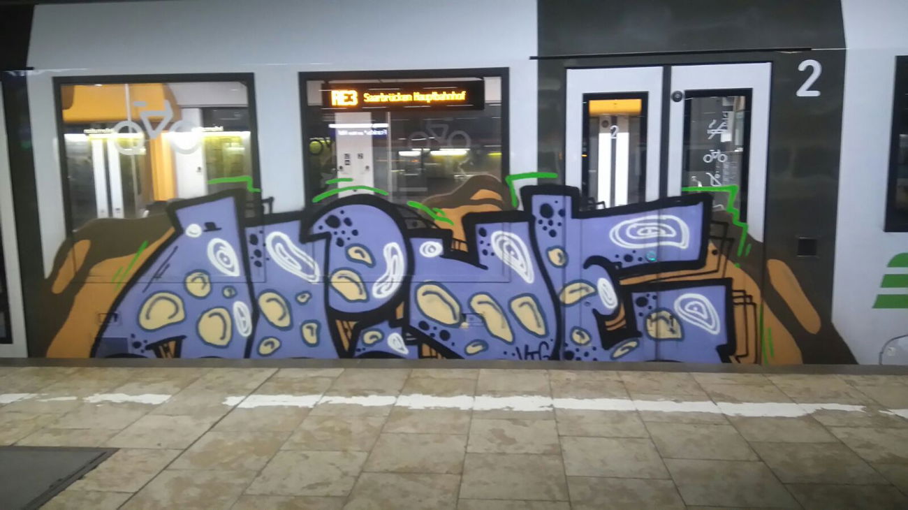 Graffiti Train in Frankfurt hauptbahnhof - Photo by Chintz (2015)