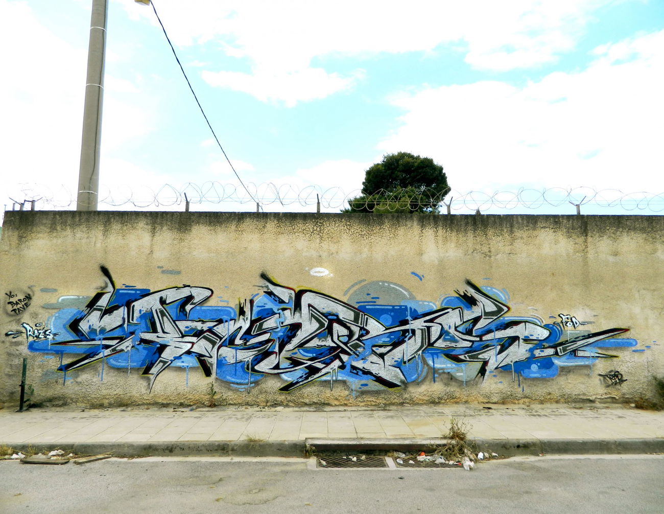 Graffiti Wall in Athens - Photo by Chris_Tebs (2014)
