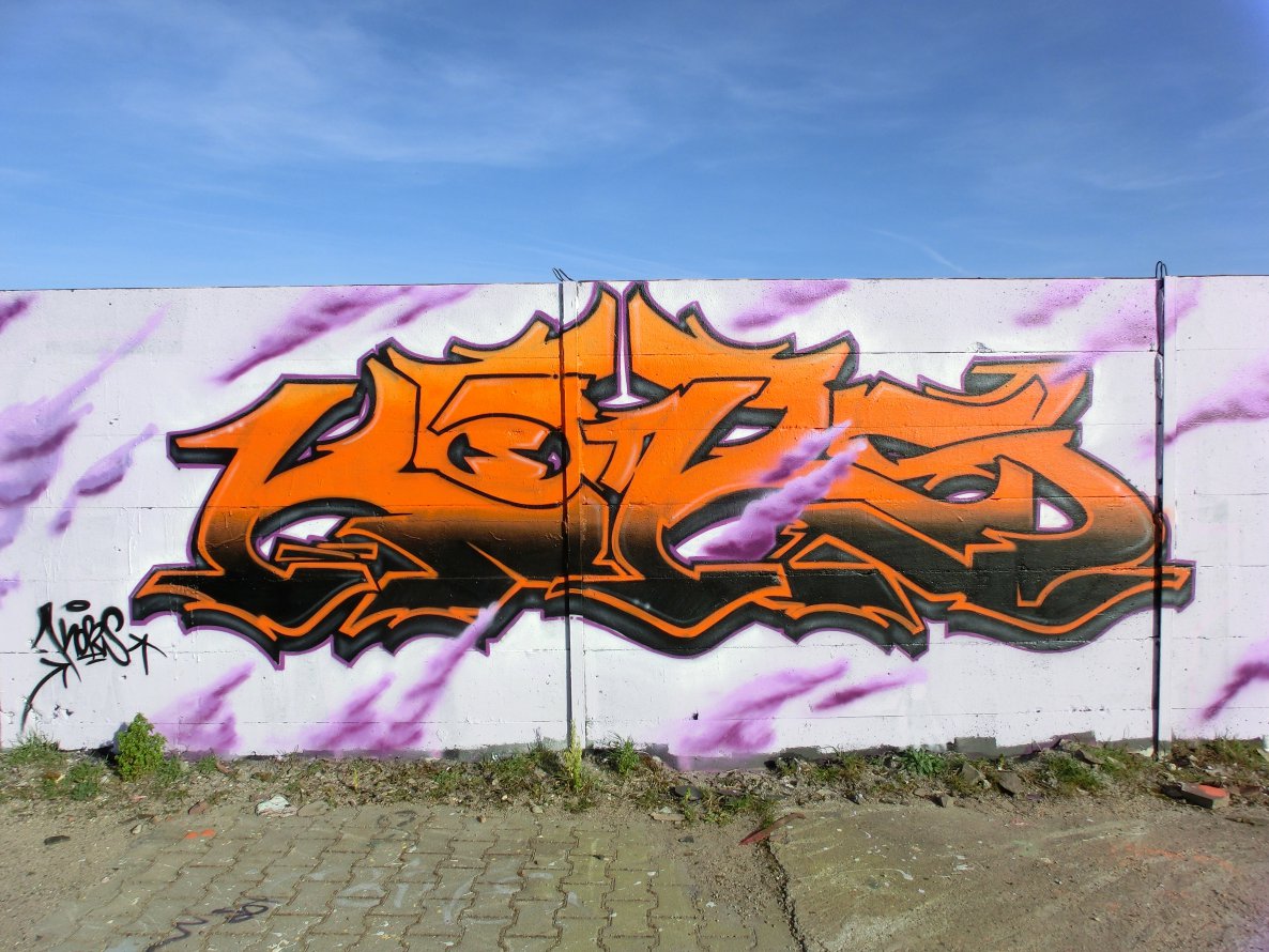 Graffiti Wall - Photo by Chvbaka (2014)