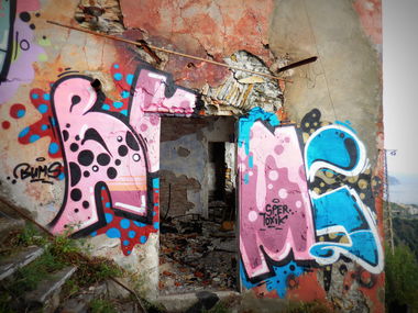 Graffiti Wall - Photo by Chvbaka - Bums