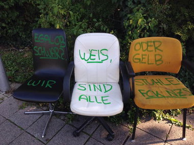 Graffiti Artwork in Karlsruhe waldstadt breutenerstr 4 - Photo by Cloudwalker - schwarz, weis, gelb (2015)