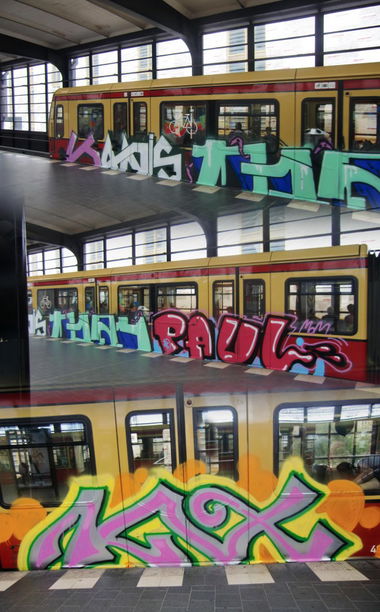 Graffiti Train in Berlin - Photo by Cockamring - deay, paul, kix