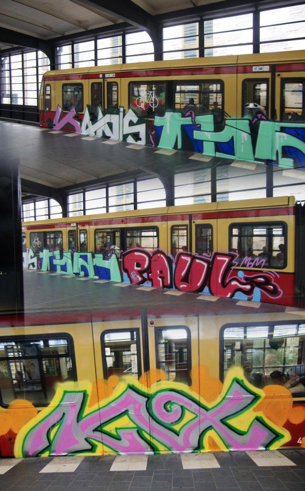 Graffiti Train in Berlin - Photo by Cockamring - deay, paul, kix