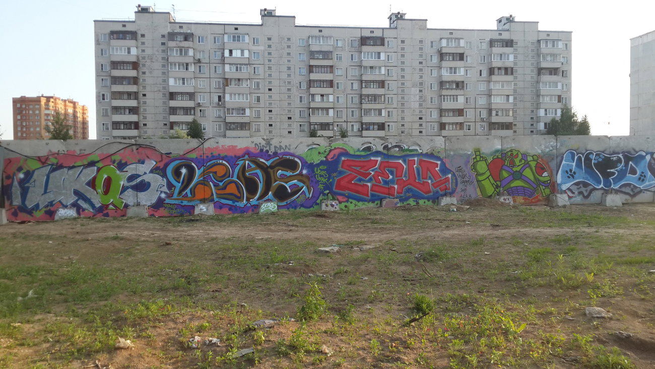Graffiti Wall - Photo by Coler - ucas, ucas, crew