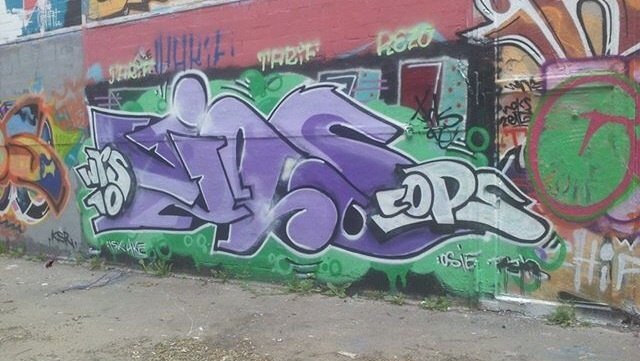 Graffiti Wall - Photo by CrackKlaus18 - Vins, Cops