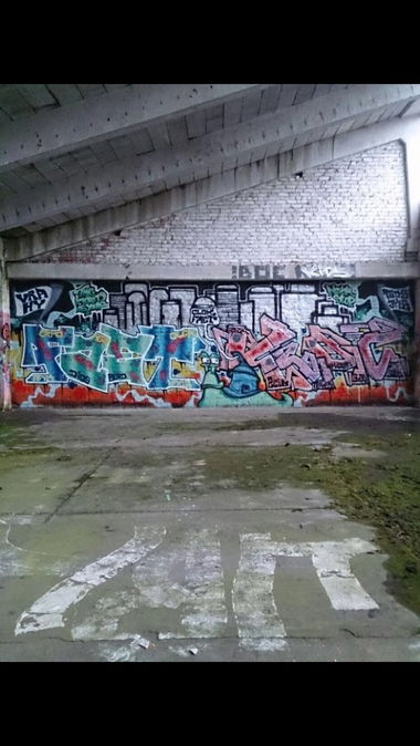 Graffiti Wall - Photo by CrackKlaus18 - Clok, faet, buds