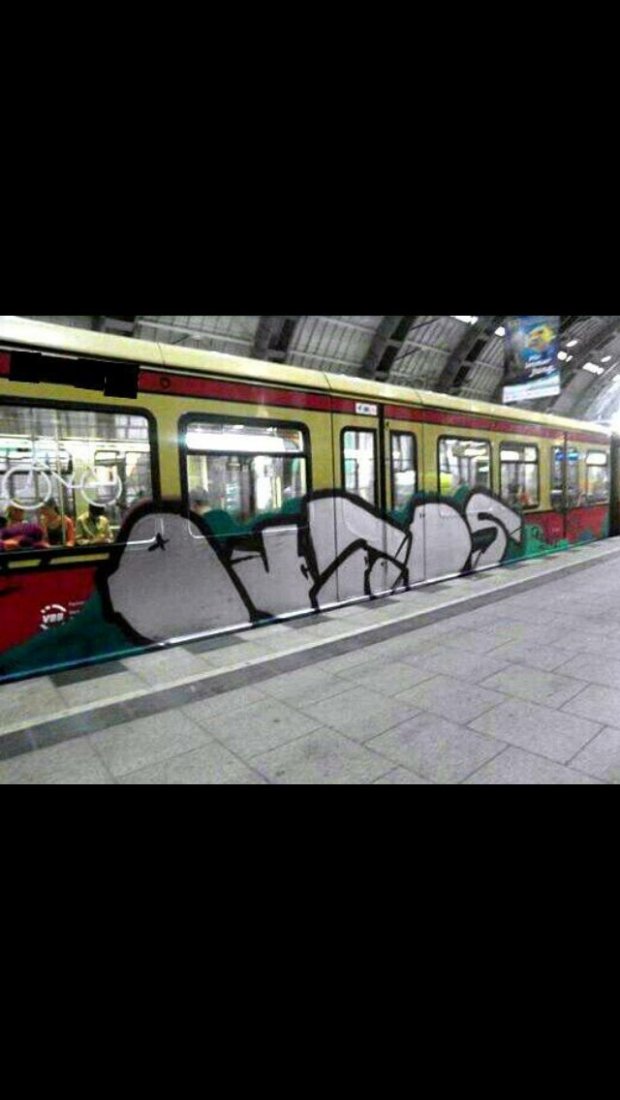 Graffiti Train - Photo by CrackKlaus18 - Out, tods
