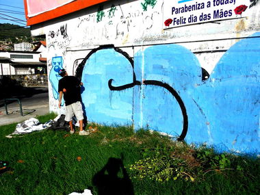 Graffiti Bombing in Rio - Photo by Crose - lab, gang (2014)