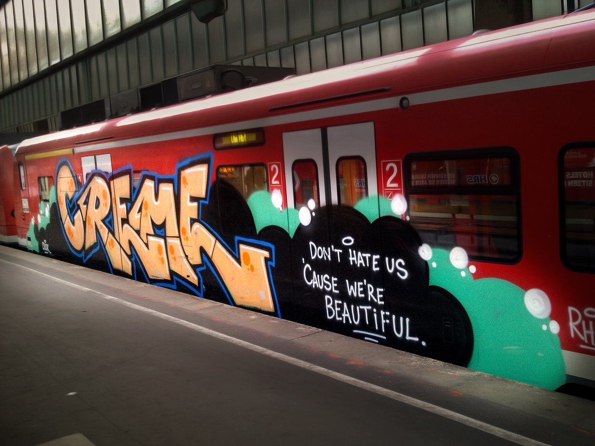 Graffiti Train - Photo by CurlY - Creme, dont, hate (2012)