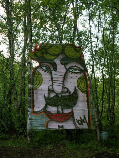 Graffiti Artwork in Murmansk - Photo by Curvalibre - curvalibre, oceanmotion, 2Mcrew (2014)